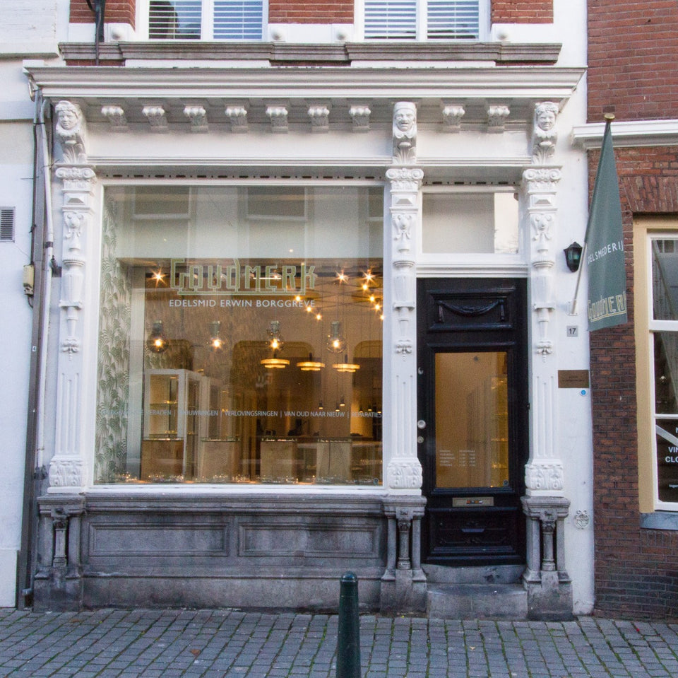 Voorzijde van de winkel van Edelsmederij Goudmerk Breda