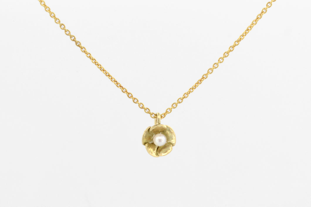 Collier Pioen met witte parel, geelgoud