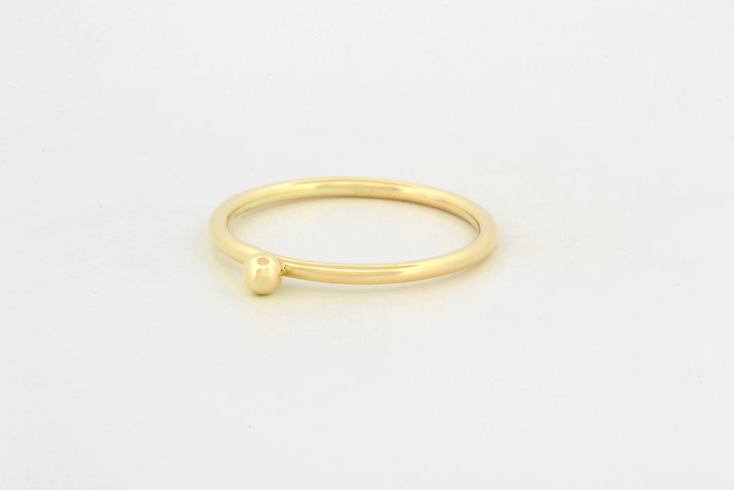 Ring met gouden bolletje, geelgoud
