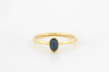 Afbeelding in Gallery-weergave laden, Ring met cabochon geslepen saffier ovaal, geelgoud
