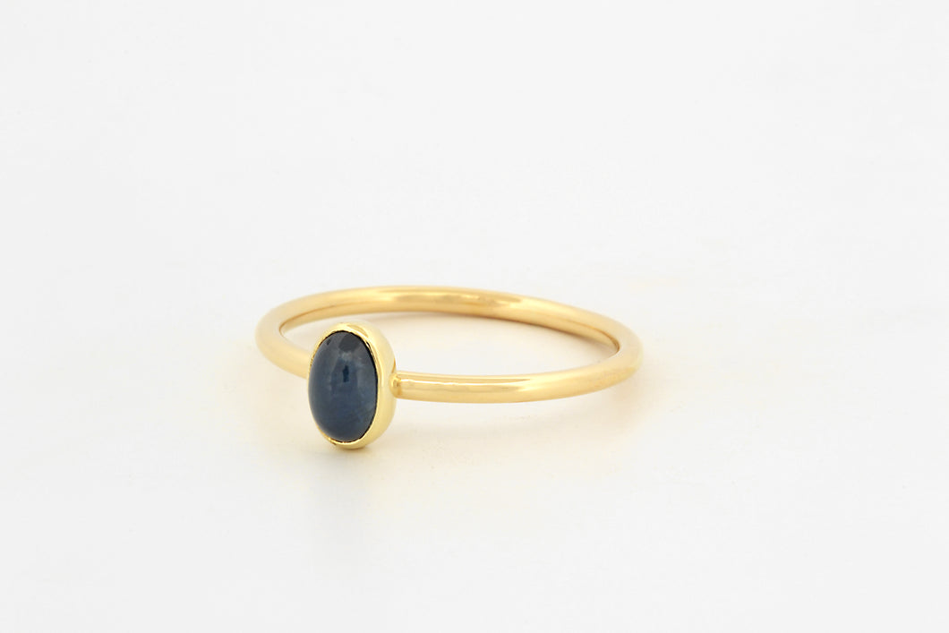 Ring met cabochon geslepen saffier ovaal, geelgoud
