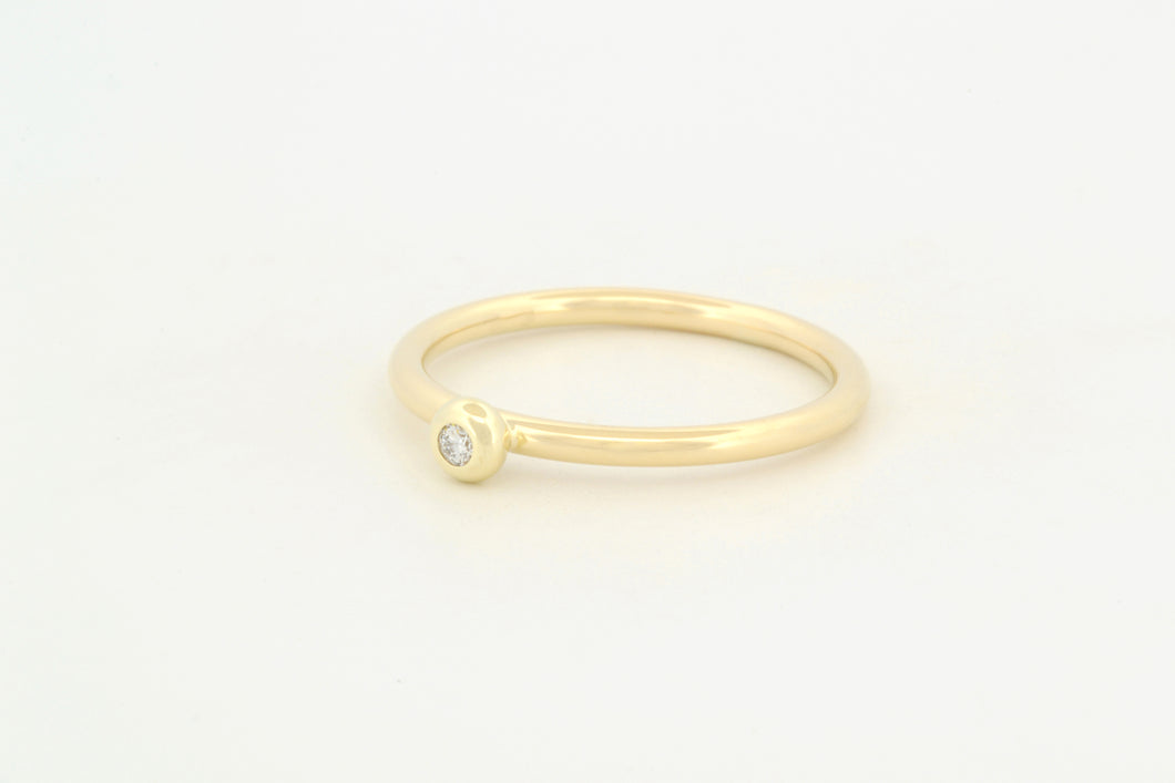 Ring met bolle zetting en diamant, geelgoud