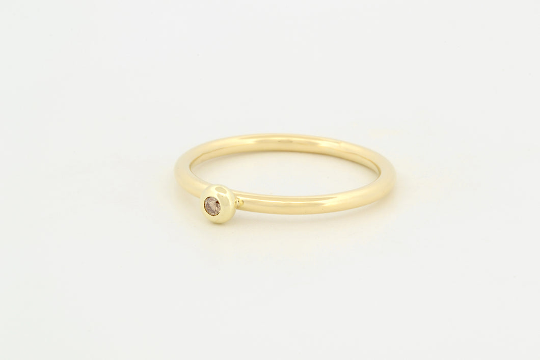 Ring met bolle zetting en lichtbruine diamant, geelgoud