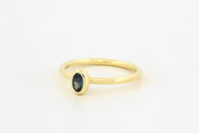 Afbeelding in Gallery-weergave laden, Ring met bolle zetting en ovaal geslepen London Blue topaas, geelgoud
