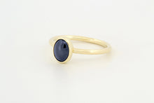 Afbeelding in Gallery-weergave laden, Ring met cabochon geslepen ovale saffier, geelgoud
