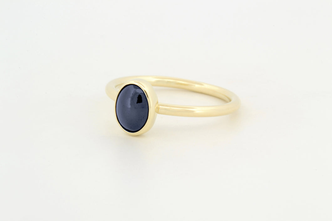 Ring met cabochon geslepen ovale saffier, geelgoud