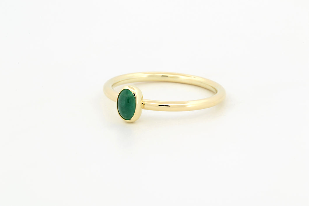 Ring met cabochon geslepen ovale smaragd, geelgoud