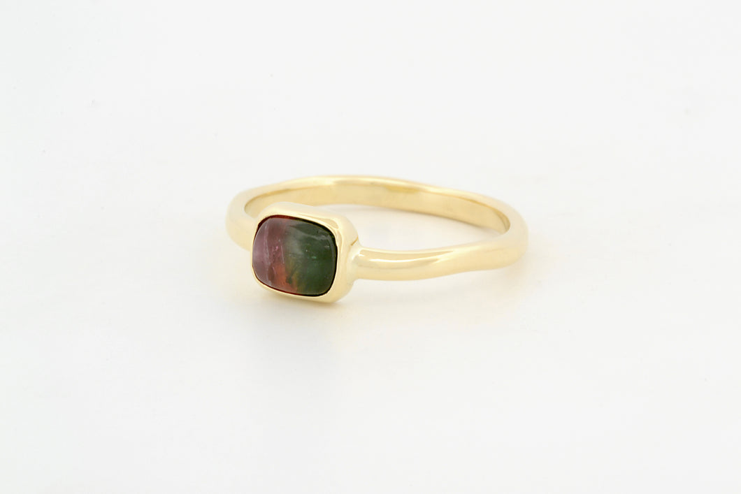 Ring met cabochon geslepen meerkleurige toermalijn, geelgoud