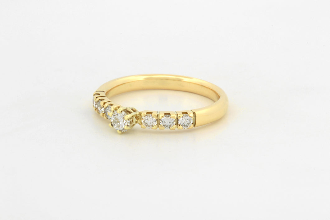 Ring alliance met zespootzetting en zeven diamanten, geelgoud