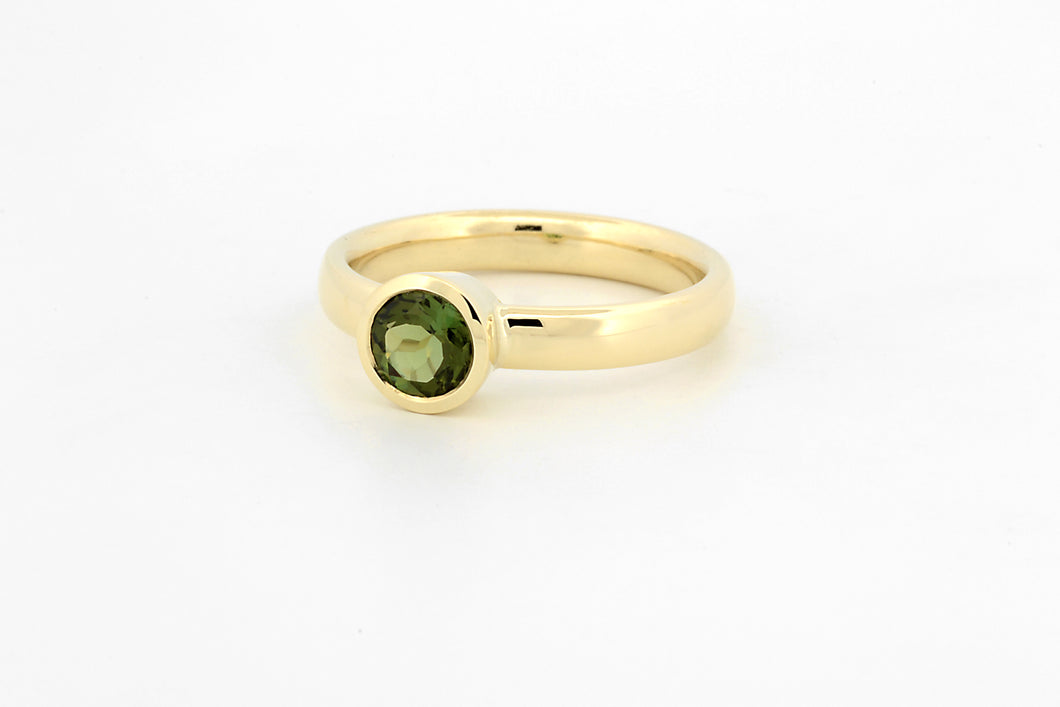 Ring met groene toermalijn, geelgoud