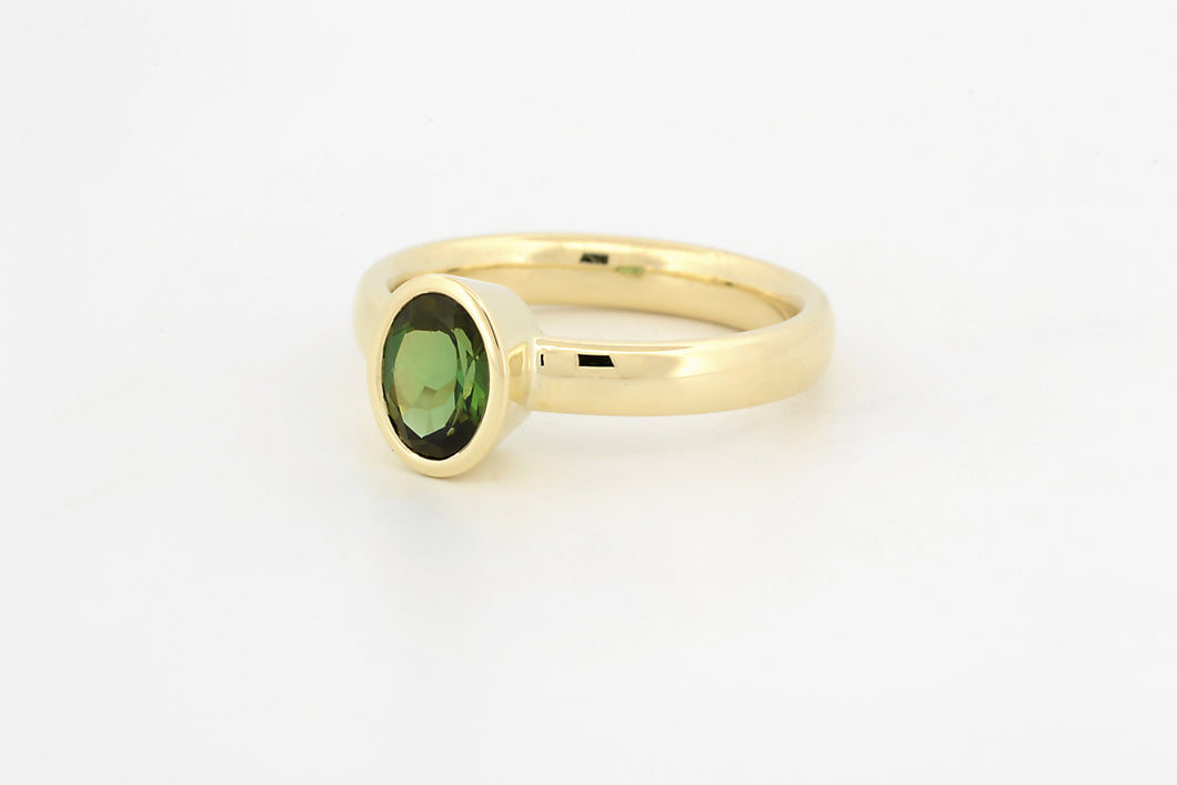 Ring met ovaal geslepen groene toermalijn, geelgoud