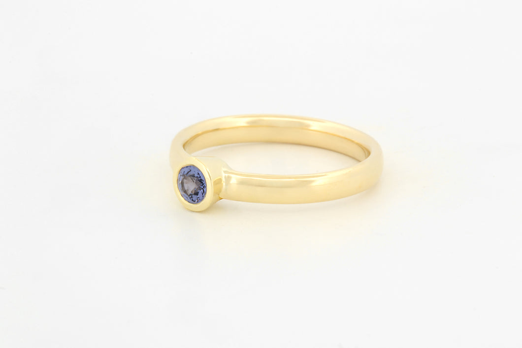 Ring met donkerblauwe spinel, geelgoud