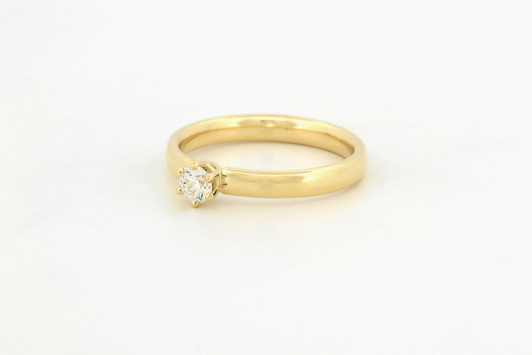 Ring met diamant in zespootzetting, geelgoud