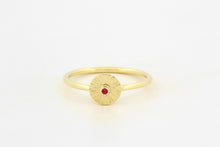 Afbeelding in Gallery-weergave laden, Ring met zon en robijn, geelgoud
