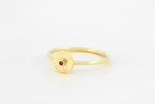 Afbeelding in Gallery-weergave laden, Ring met zon en robijn, geelgoud

