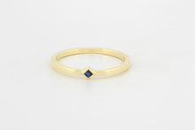 Afbeelding in Gallery-weergave laden, Ring met kruislings geplaatste saffier, geelgoud
