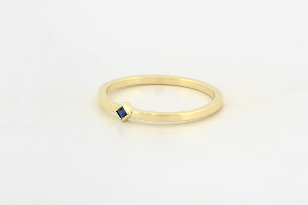 Ring met kruislings geplaatste saffier, geelgoud