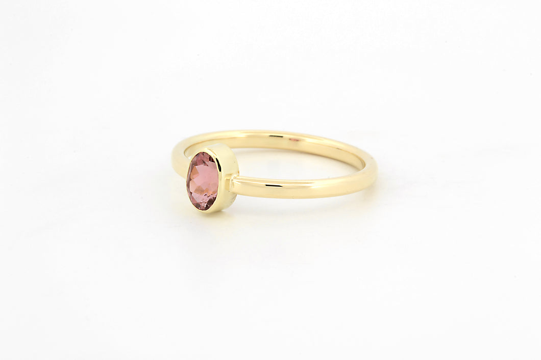 Ring met roze toermalijn ovaal, geelgoud