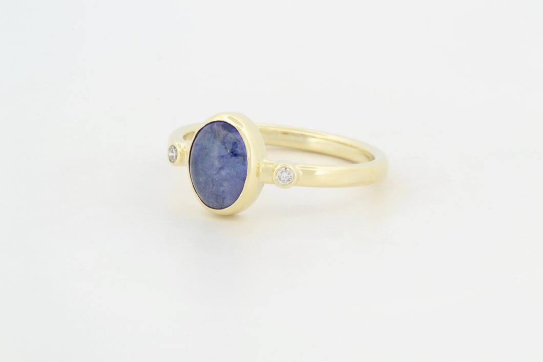 Ring met cabochon geslepen tanzaniet en diamanten, geelgoud
