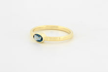 Afbeelding in Gallery-weergave laden, Ring met hamerslag en blauwe topaas ovaal, geelgoud
