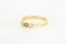 Afbeelding in Gallery-weergave laden, Ring met drie zespootzettingen, groene en witte diamanten, geelgoud

