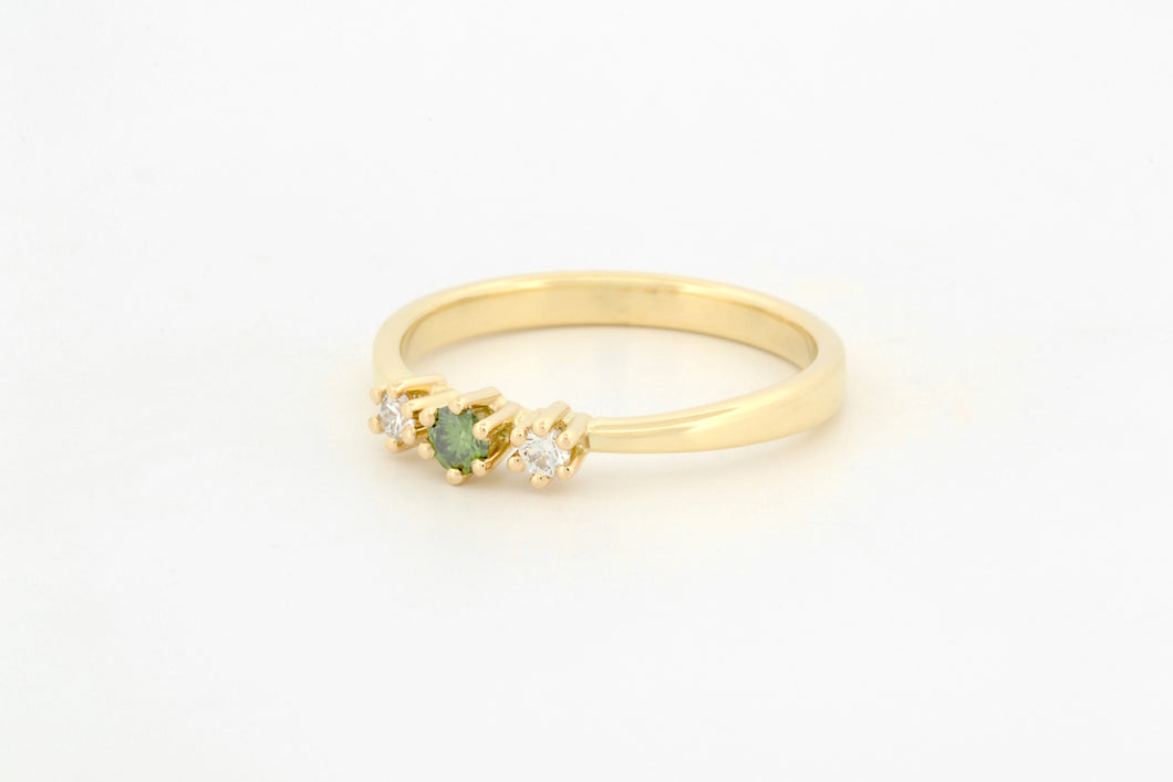 Ring met drie zespootzettingen, groene en witte diamanten, geelgoud