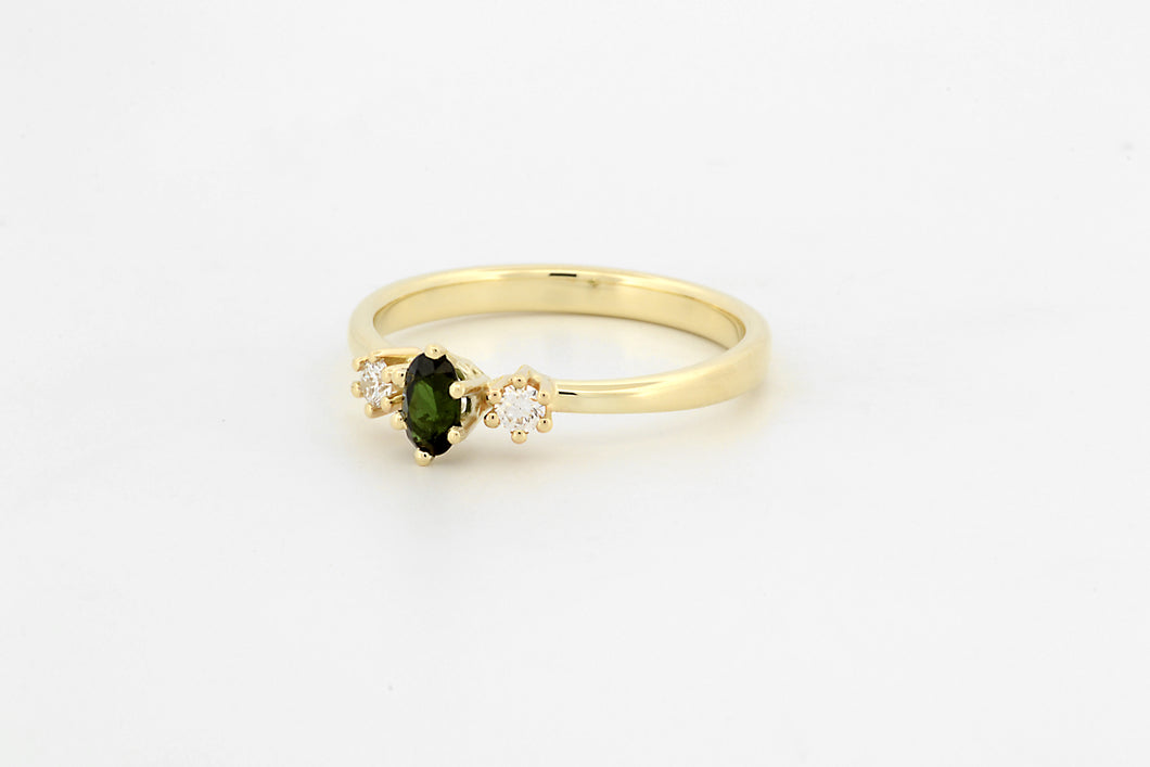 Ring met drie zespootzettingen, diamanten en groene toermalijn, geelgoud
