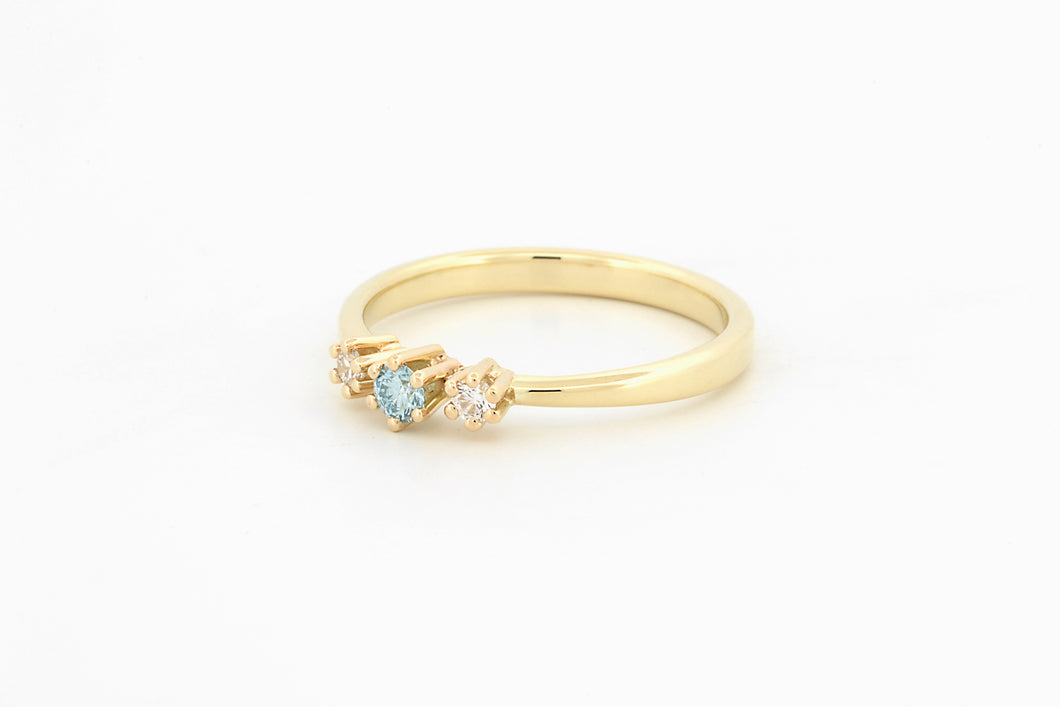 Ring met drie zespootzettingen, blauwe en witte diamanten, geelgoud