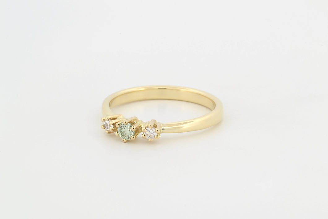 Ring met drie zespootzettingen, groene en witte diamanten, geelgoud