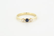 Afbeelding in Gallery-weergave laden, Ring met drie zespootzettingen, diamanten en blauwe saffier, geelgoud
