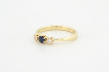 Afbeelding in Gallery-weergave laden, Ring met drie zespootzettingen, diamanten en blauwe saffier, geelgoud
