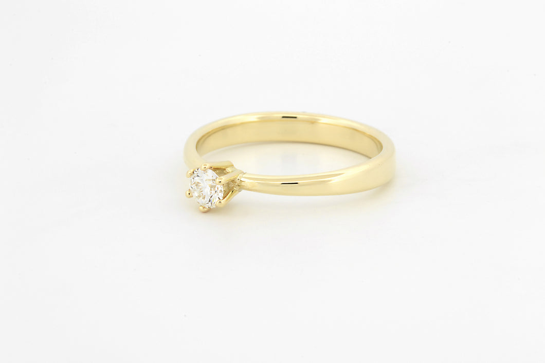Ring toelopend met zespoot en diamant, geelgoud