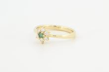 Afbeelding in Gallery-weergave laden, Ring met groene en witte diamanten in entourage, geelgoud
