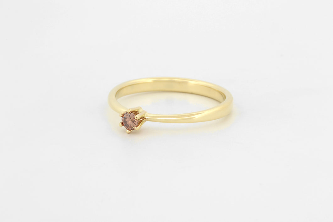 Ring toelopend met zespoot en lichtbruine diamant, geelgoud