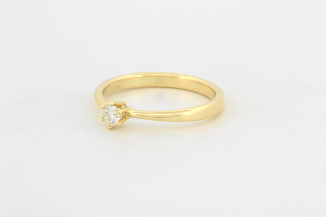 Ring toelopend met zespootzetting en diamant, geelgoud