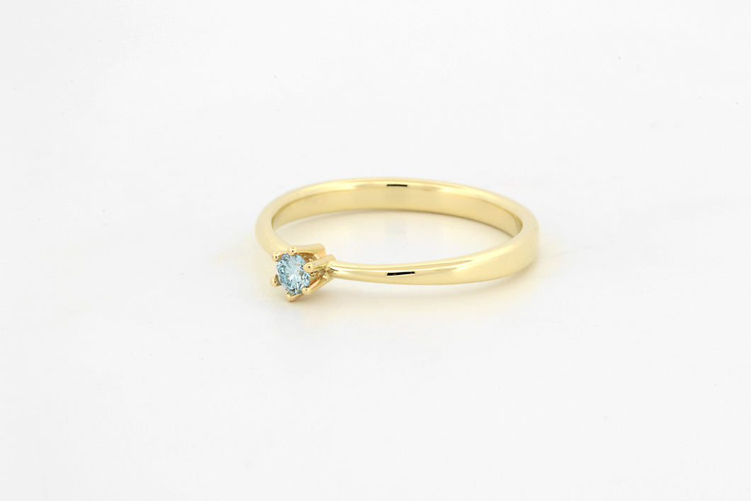 Ring toelopend met zespoot en lichtblauwe diamant, geelgoud