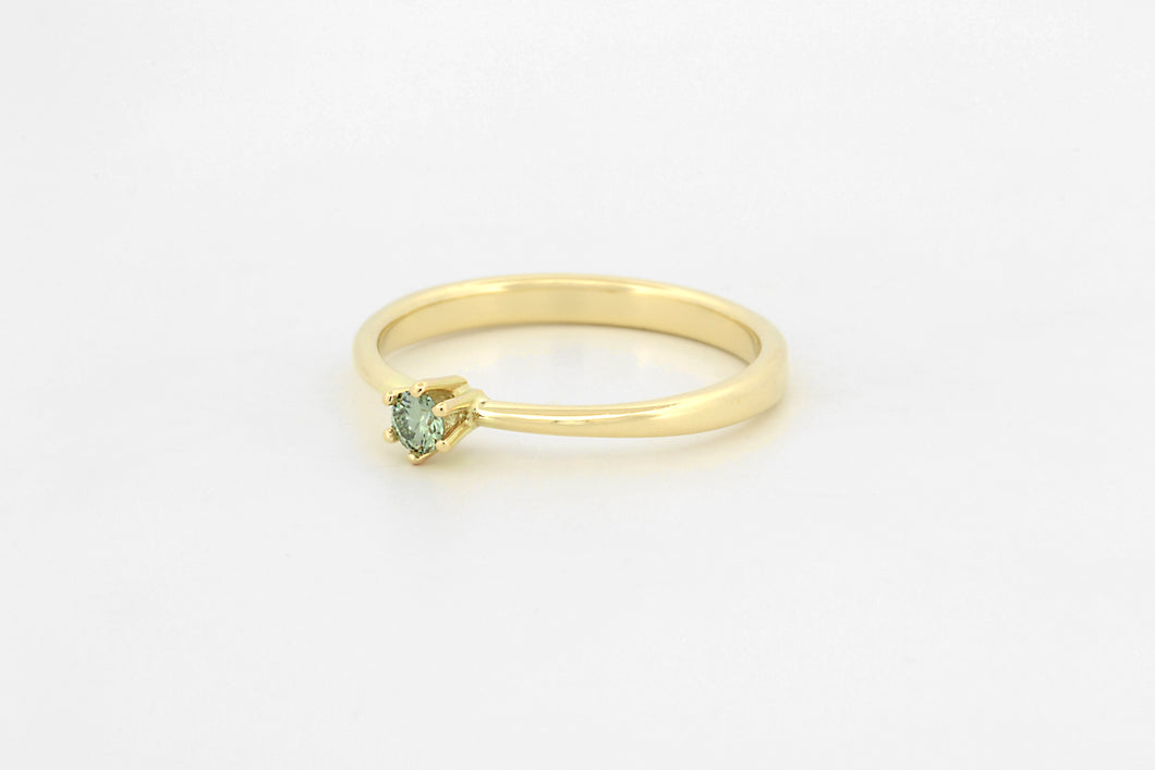 Ring toelopend met zespoot en lichtgroene diamant, geelgoud