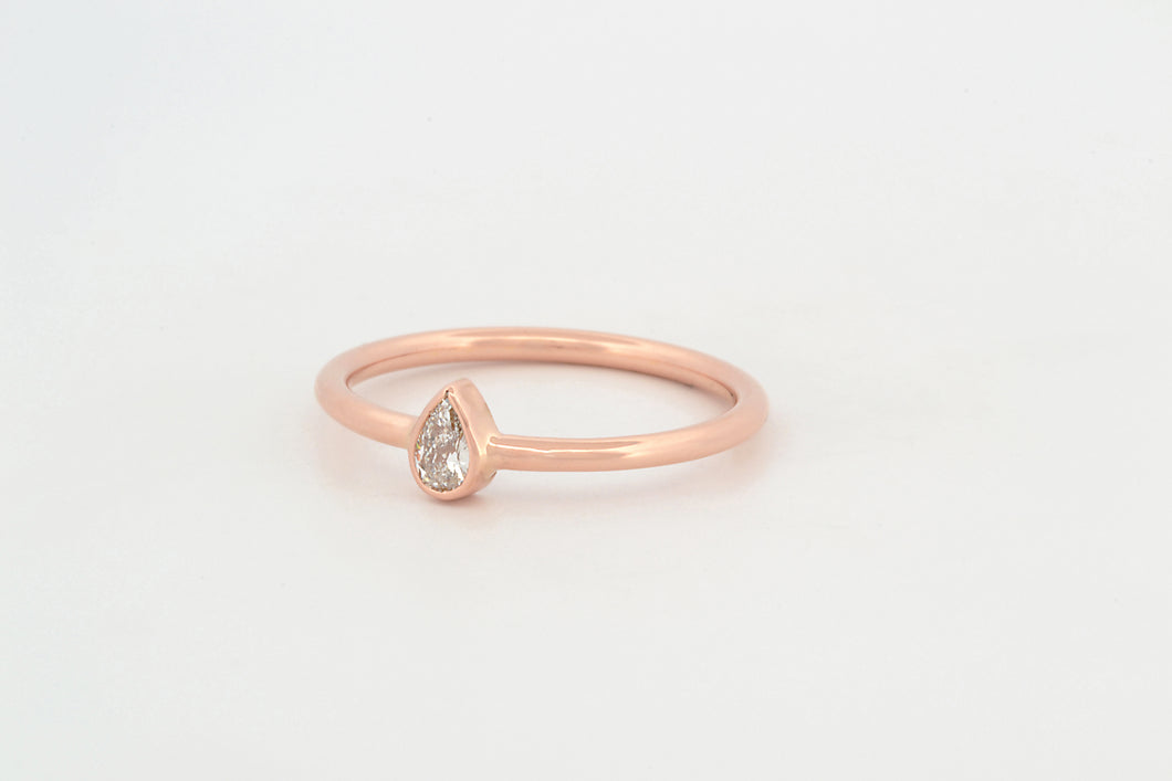 Ring met peervormige diamant, roodgoud