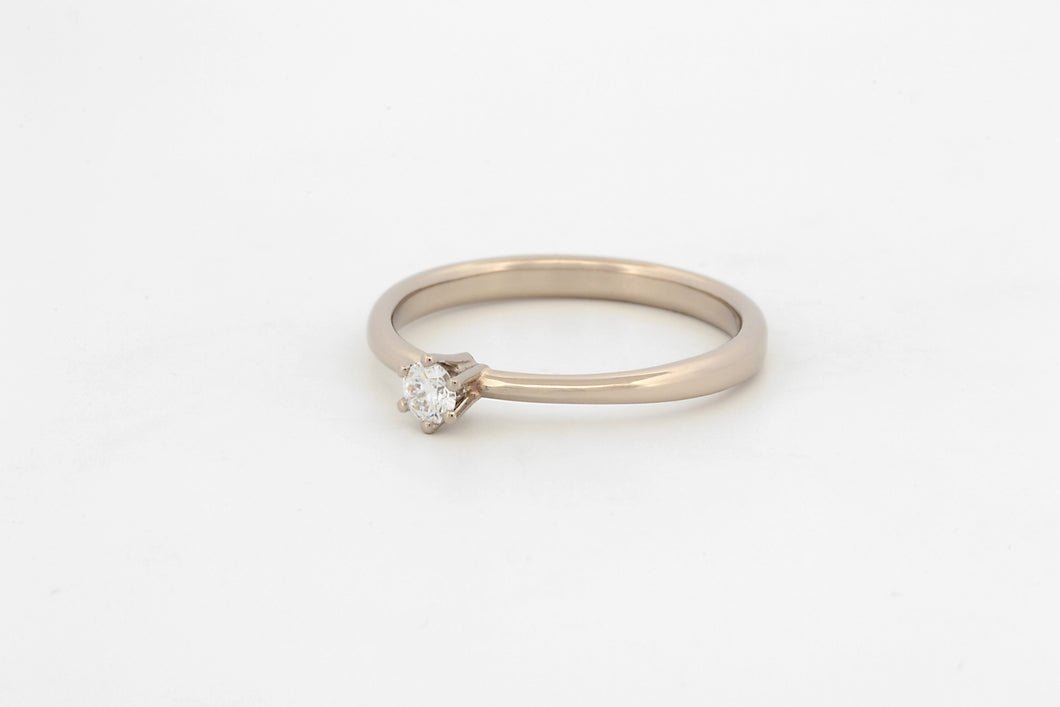 Ring toelopend met zespoot en diamant, witgoud