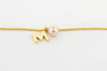 Afbeelding in Gallery-weergave laden, Armband van geslepen schakeltjes met letterhanger en roze parel, geelgoud
