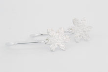 Afbeelding in Gallery-weergave laden, Oorhangers bloem, zilver
