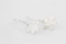 Afbeelding in Gallery-weergave laden, Oorhangers bloem, zilver
