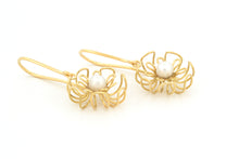 Afbeelding in Gallery-weergave laden, Oorhangers Helder met witte parels, geelgoud
