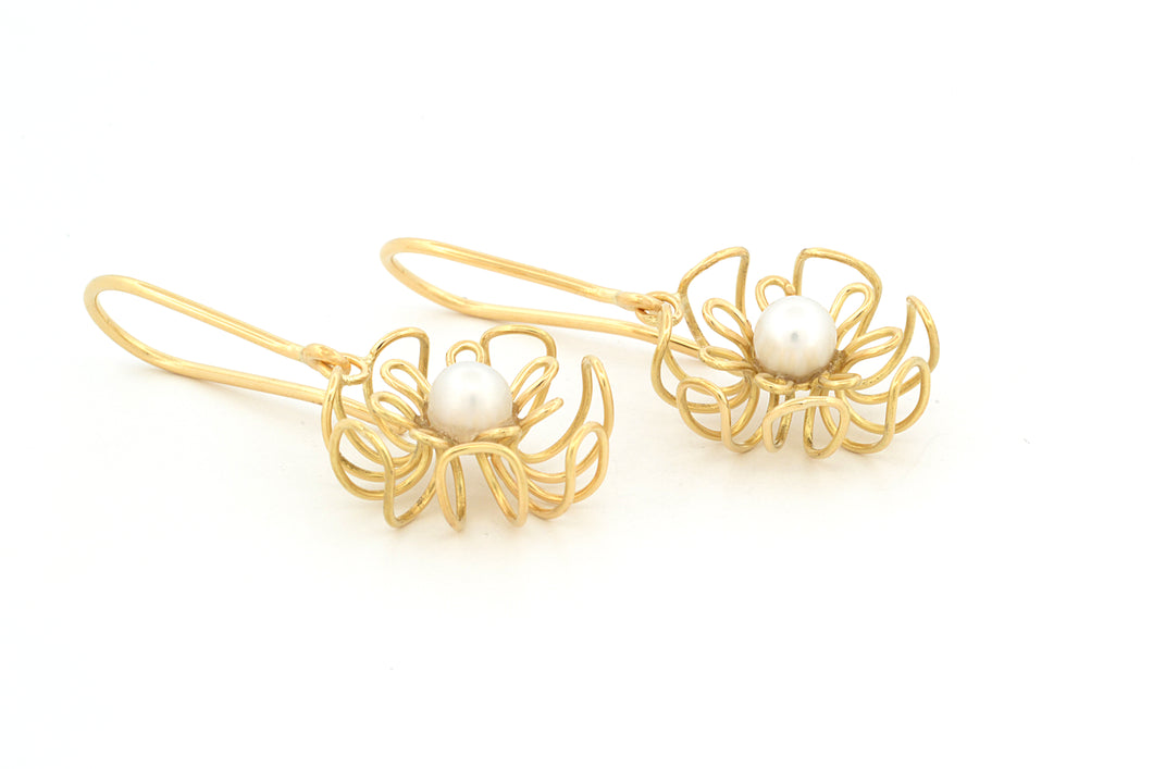 Oorhangers Helder met witte parels, geelgoud