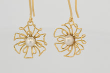 Afbeelding in Gallery-weergave laden, Oorhangers Helder met witte parels, geelgoud
