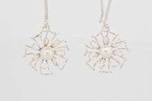 Afbeelding in Gallery-weergave laden, Oorhangers Helder met witte parels, zilver
