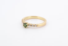 Afbeelding in Gallery-weergave laden, Ring alliance met zespootzetting, zes diamanten en groene toermalijn, geelgoud
