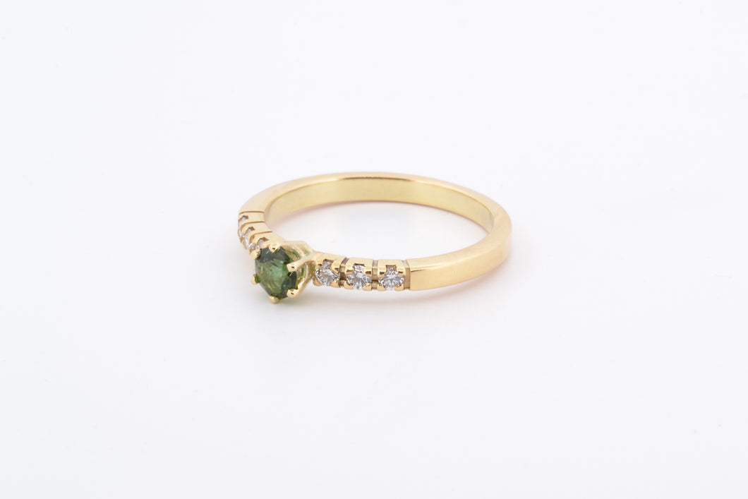 Ring alliance met zespootzetting, zes diamanten en groene toermalijn, geelgoud