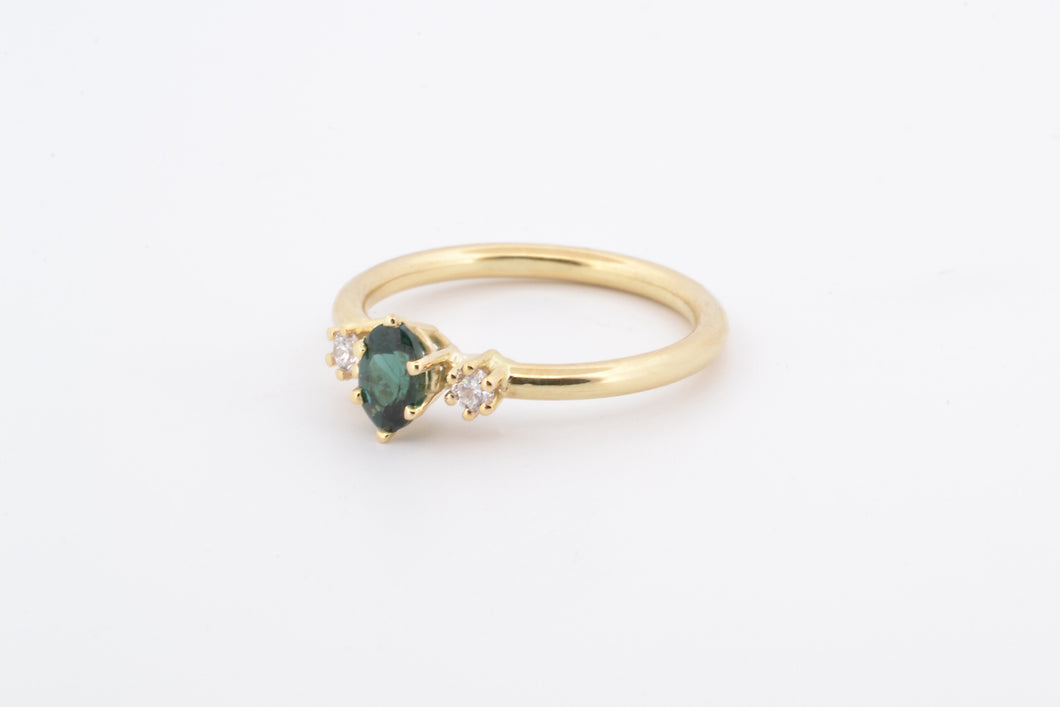 Ring met drie zespootzettingen, diamanten en groene toermalijn, geelgoud