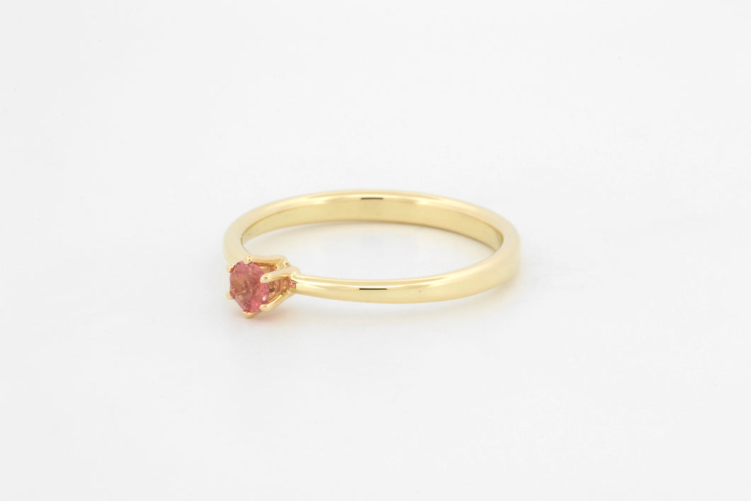 Ring toelopend met zespoot zetting en roze toermalijn, geelgoud